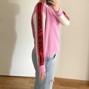 Tommy Hilfiger tröja - En rosa/röd tunnstickat Tommy Hilfiger (Tommy Jeans) tröja🩷❤️. Även denna är princip oanvända och kommer tyvärr inte till använding hos mig. Tröjan är i storlek M och köpt för ca 1200☺️