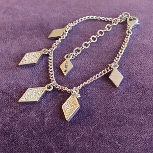 Armband pilgrim  - Ett vackert silverfärgat armband från pilgrim i nyskick 