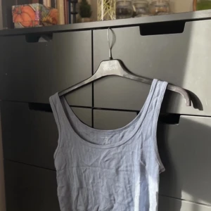 Croppat Linne - Croppat linne, lätt ribbning i tyget.  Knappt använd, tvättad, normal i storlek!  (Första bilden är mer sann i färg än andra)