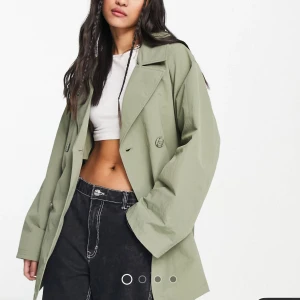 Snygg trenchcoat  - Så fin trenchcoat i strl m, använd en gång.  Säljes pga används ej🤍