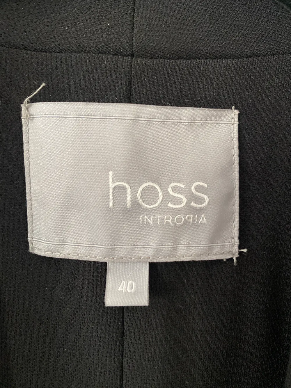 Kavaj från Hoss.  Storlek: 40 Material: Polyester Helt ny, men utan prislapp.  Kommentar från säljaren: Oversize. Jackor.