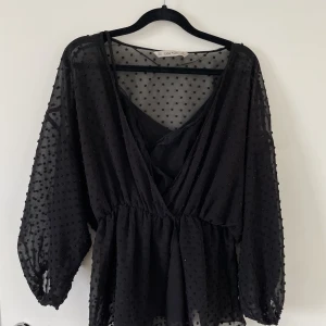 Prickig mesh blus - Prickig mesh blus från Zara, med ”inbygt”linne. Prickigt/mesh mönster. Använd fåtal gånger