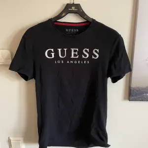 Galet snygg t-shirt från Guess. Storlek S och rätt liten i storleken. Bra skick. 