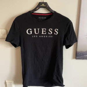 Guess tshirt  - Galet snygg t-shirt från Guess. Storlek S och rätt liten i storleken. Bra skick. 
