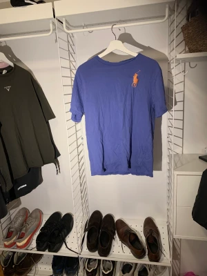 Polo Ralp Lauren T-Shirt (175) - Begagnad Hyfsat skick Min uppskattning är den skulle passa vid ca 175 cm 
