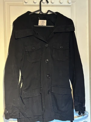 Jeans jacka - Svart lite längre jeans jacka, ribbat material runt halsen. Verkligen inte använd mycket, är i fint skick❤️