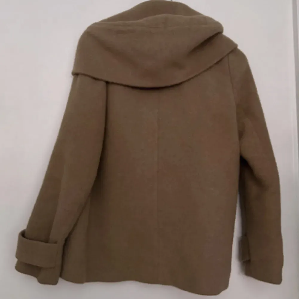 Jättefin kappa från zara i brun färg, perfekt till hösten nu🍁🤎🍂Passar både Xs o S. Jackor.