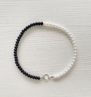 Liora Halsband  🖤🤍(🫶🏼 Nytt halsband görs vid varje köp!) - Handgjord av oss Går att designa ett eget där man själv bestämmer hur halsbandet ska se ut. Köpt sker via DM eller vår hemsida 🫶🏼