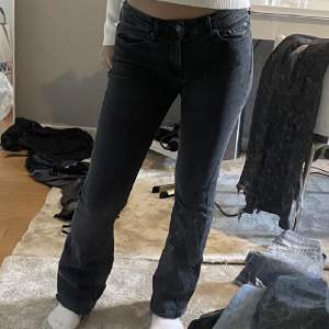Säljer dessa ursnygga zara jeans då det tyvärr inte kommer till använding😽 tveka inte med att höra av er vid frågor!! Storlek 24 men de är väldigt stretchiga och passar mig jättebra som vanligtvis har storlek 27
