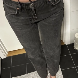 Grå jeans - Superfina grå/svarta jeans från Gina! Använd 1 gång 