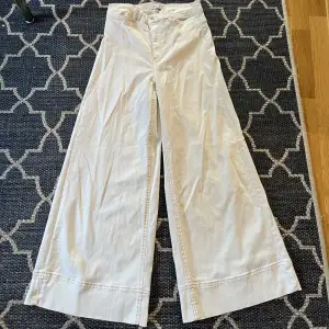 Fina vita jeans  Stretchiga, vida byxben  Bara testad några gånger, pga fel storlek. 