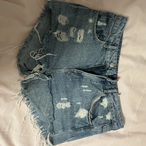 Denim shorts  - Måste tyvärr sälja mina favorit short då jag gått ner i vikt super snygga och bekväma kanska så använda men inget som är sönder 