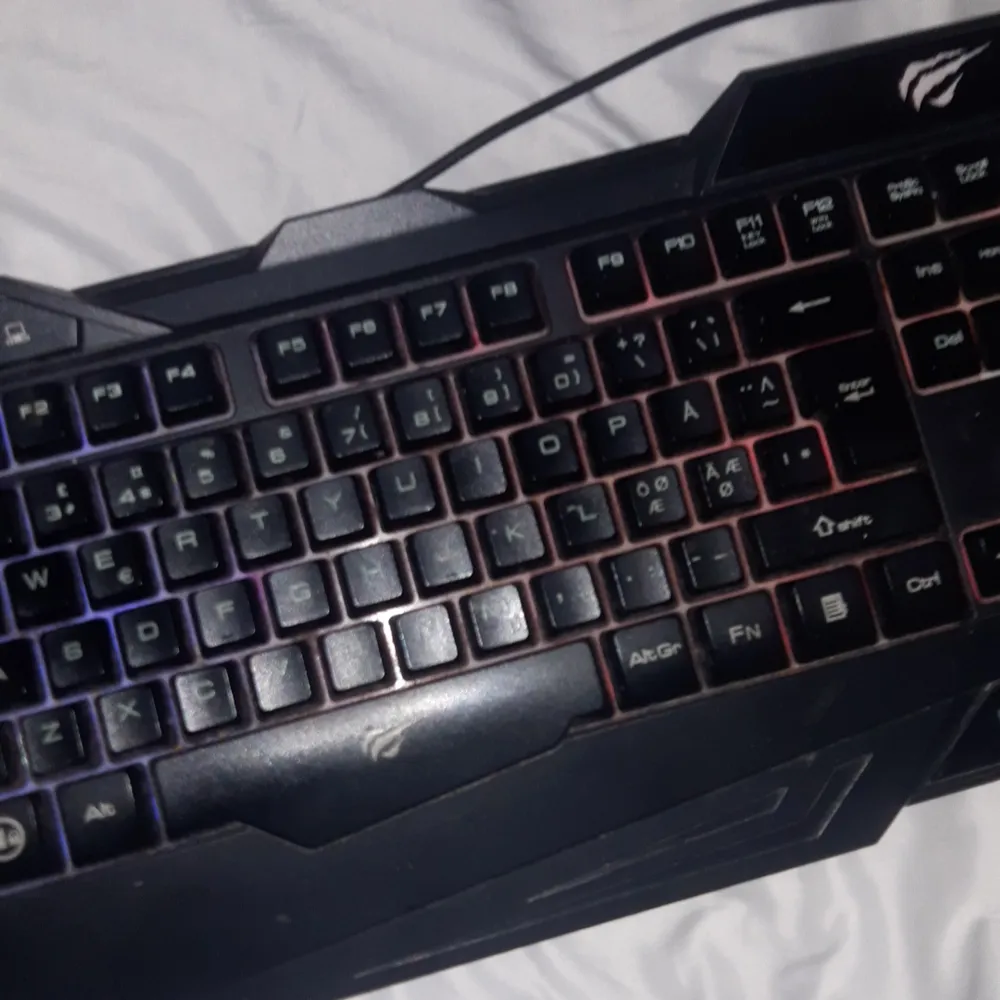 Säljer min Havic keyboard, har en regnbågs aktig bakgrund, och den är perfekt för gaming. Säljer den för 145. Övrigt.