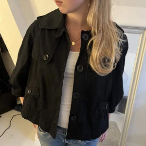 Trekvartsärmad trenchcoat/kappa✨✨ - Snygg trekvartsärmad trenchcoat/kappa i toppenskick!