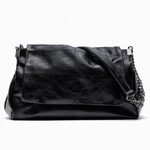 Zara väska💘 - Säljer min svarta zara väska💘 nyskick och nästan aldrig använd💕