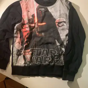 En tröja i storlek 134/140. Använd, men bra skick. Motiv Star wars. 
