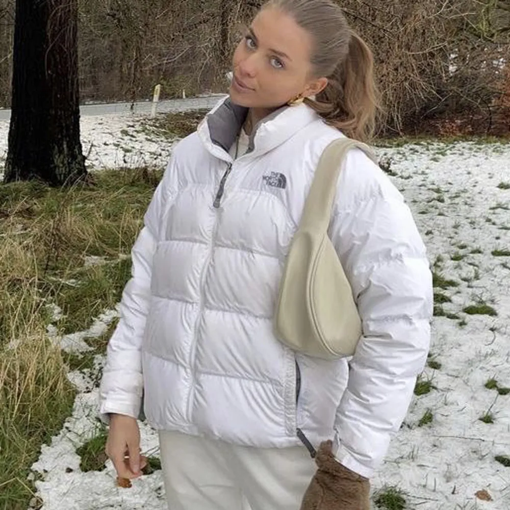 Säljer en såå fin jacka från the north face. Samma modell som på första bilden, bara att den är i beige på insidan istället. Har några små fläckar, skriv för bilder. Annars är den i bra skick! Kolla nästa annons för bilder!. Jackor.