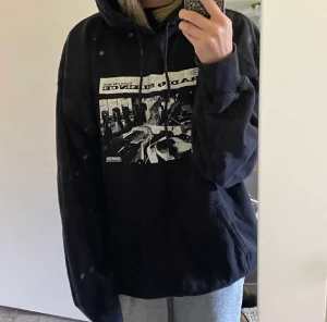 Brandy Melville oversized hoodie - Svart snygg hoodie med radio silence tryck från brandy. Säljer för behöver rensa 💕Pris kan diskuteras 