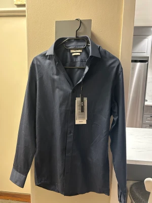 Skjorta  - Ej aldrig använd skjorta från Jack & Jones. Stl S, slim fit. 