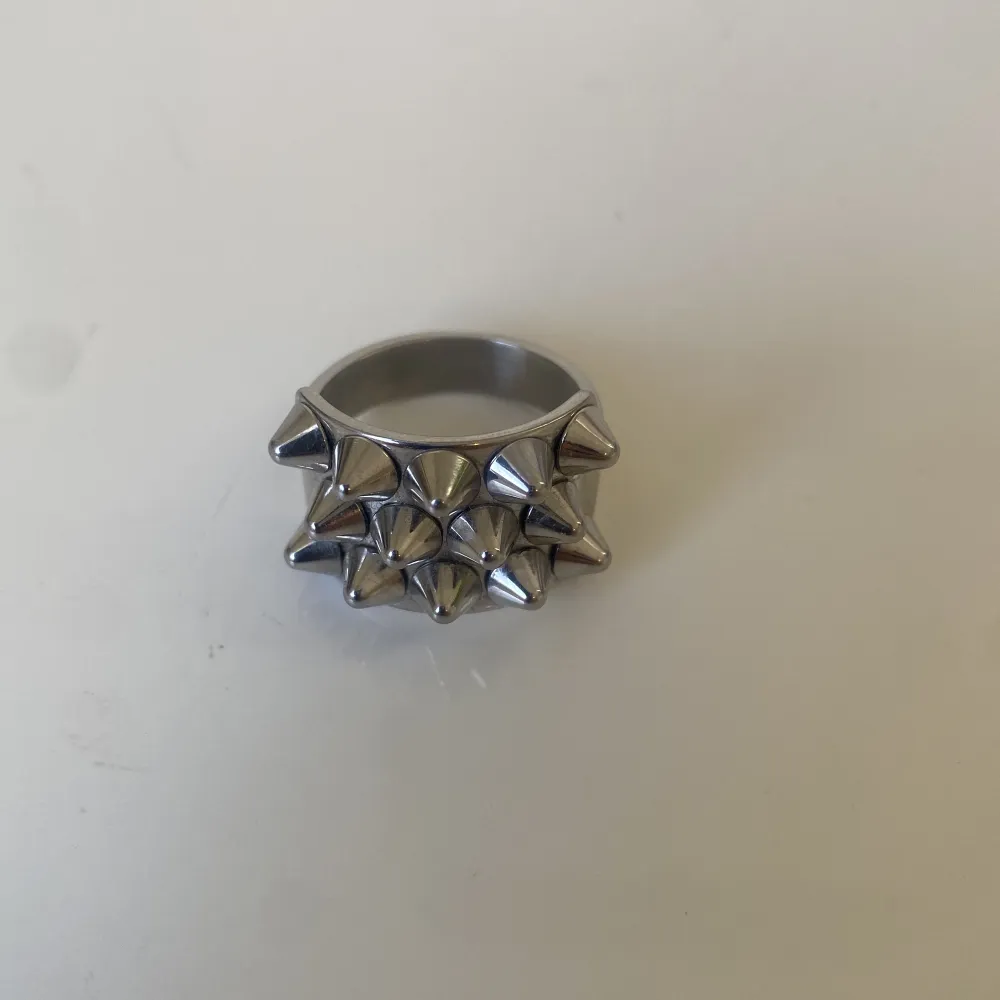 Säljer denna Edblad ring då jag håller på att byta till guld💕 den har används ett par gånger men det finns inga synliga defekter💕. Accessoarer.