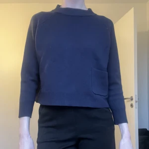 Stickad tröja från Carin Wester - Använd med fortfarande i fint skick. Lätt croppad och boxig i passformen
