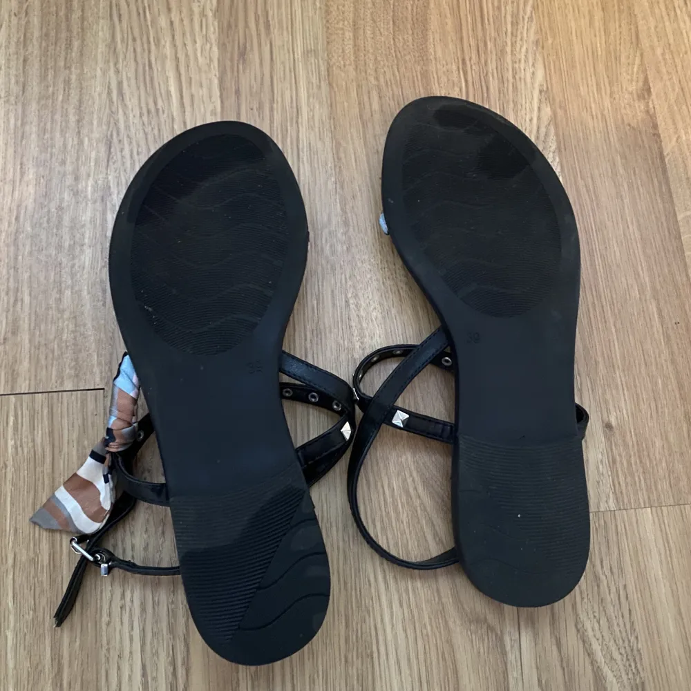 Säljer dessa super snygga sandalerna med nitar på. Endast använd 2 ggr så inga skador på dem. Kom privat för mer information eller bilder💕💕. Skor.