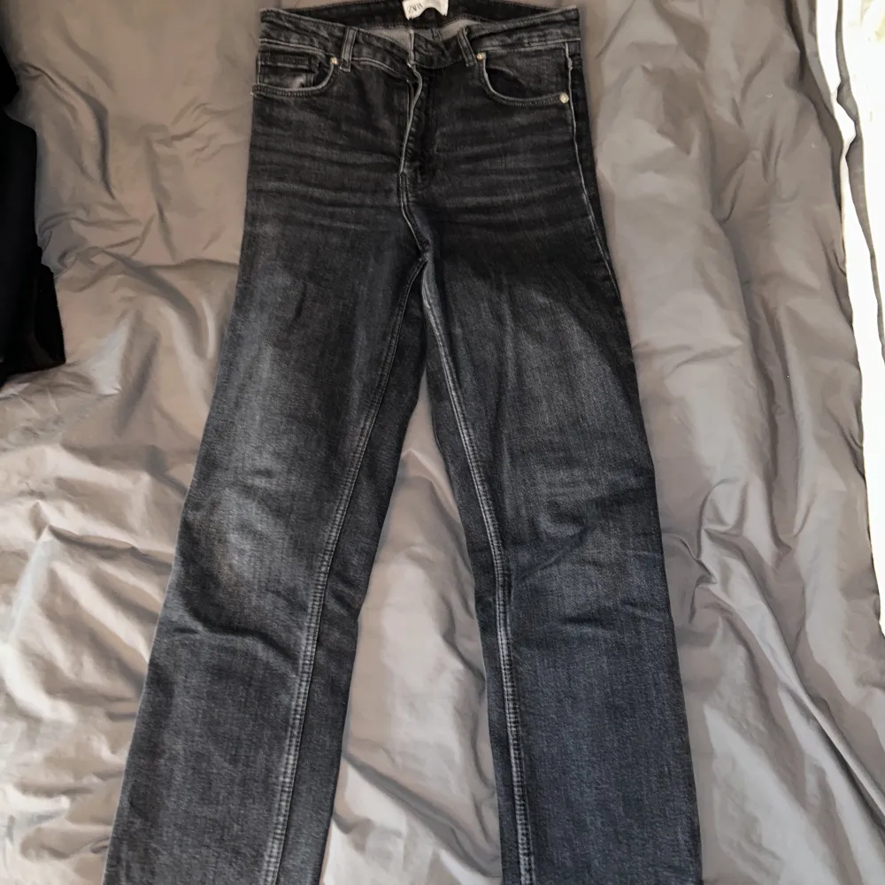 Jätte fina jeans med slits på utsidan av benet. 🩷🩷. Jeans & Byxor.