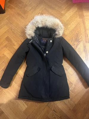 Woolrich jacka - Jättevarm och fin jacka från woolrich. I använt men ändå gott skick🫶🏼har inte kvittot därav lågt pris