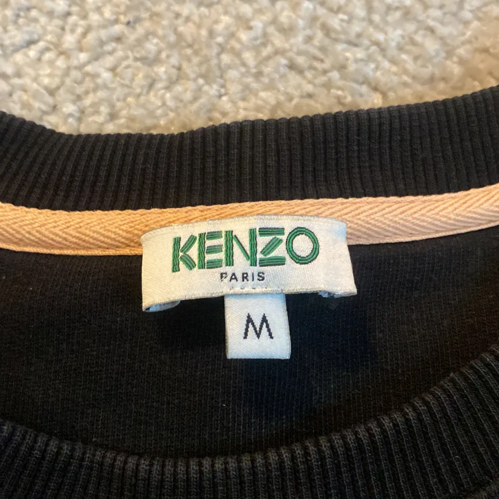 Säljer en svart kenzo tröja som inte kommer till användning. Den är u storlek M, då de är små i storlekarna🥰. Tröjor & Koftor.