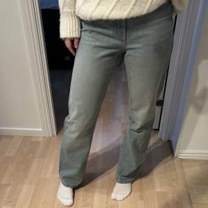 Blåa Weekday Rowe jeans i storlek W26L30. Inköpta för 590kr och säljs för 200kr. Liten defekt vid vänstra ficka men inget stort eller så synligt💕 