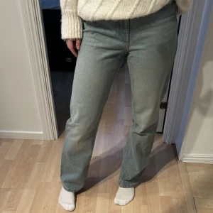 Weekday Jeans - Blåa Weekday Rowe jeans i storlek W26L30. Inköpta för 590kr och säljs för 200kr. Liten defekt vid vänstra ficka men inget stort eller så synligt💕 