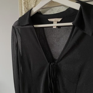 Blus med knytning - Såå fin blus i meshliknande tyg med knytning både fram och på ärmarna🪩Säljs i nyskick! 