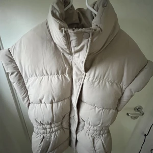 Väst - Så fin pufferväst från Gina tricot. Nyskick! Köpt för 600kr💕 Så fin nu i höst! Storlek S men passar även större! 