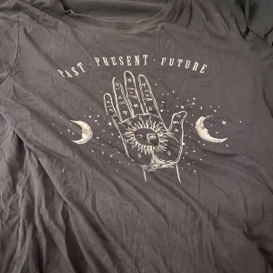 Grå t-shirt - Säljer en grå t-shirt med tryck. Använt 1-2 ggr