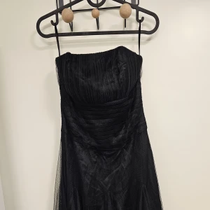 Klänning  - Svart tyllklänning, superfin strapless 