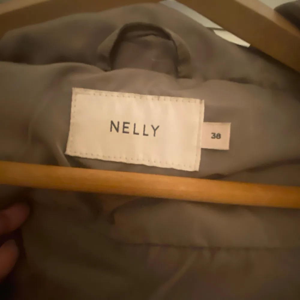 Säljer nu denna beiga jackan från Nelly då den tyvärr inte kommer till användning längre!  Använd fåtal gånger, stl 38.  . Jackor.