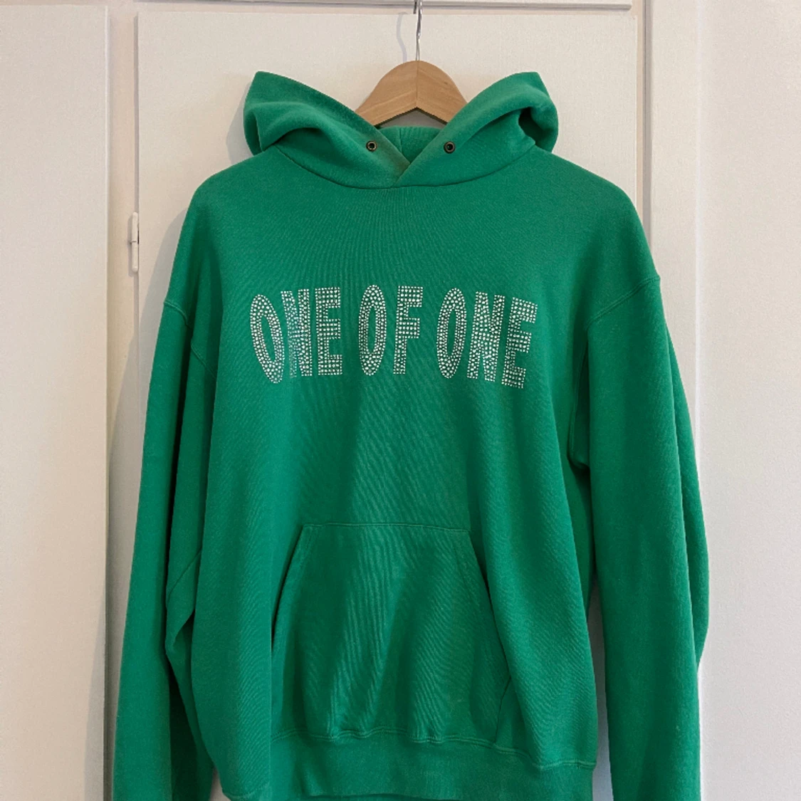 One of one hoodie grön