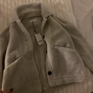 Ny nakd jacka - Helt ny jacka från NA-KD. Strl 36💫