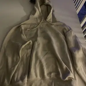 En skön beige nike hoodie.