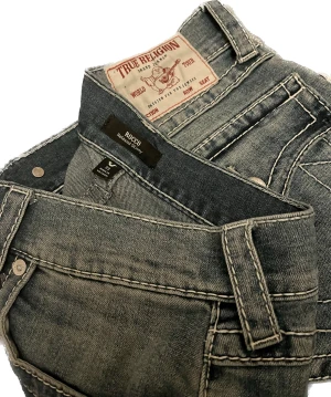 Blå True Religion storlek 33 - Lös passform, inköpta i USA under våren, sparsamt använda. Modell Rocco relaxad skinny.