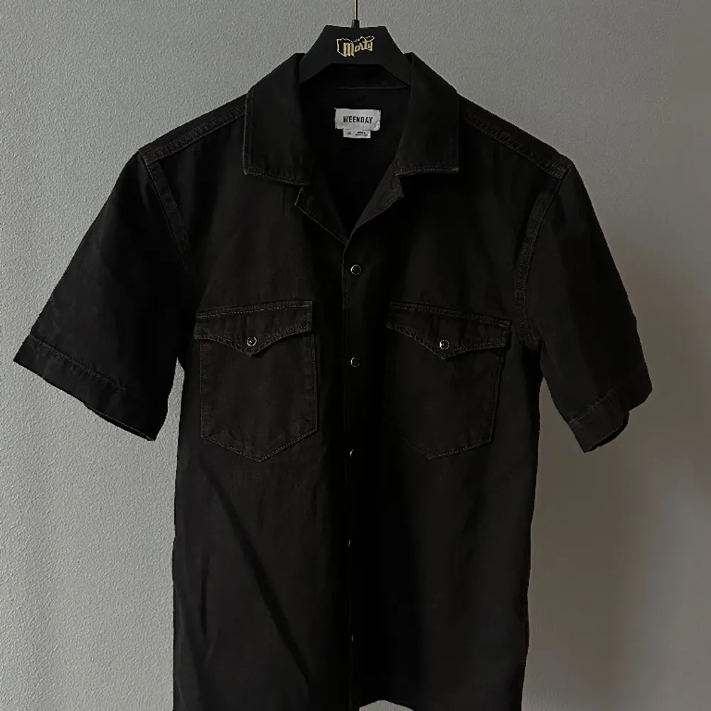 Kortärmad svart jeansskjorta från Weekday. Storlek XS, använd en gång.. Skjortor.