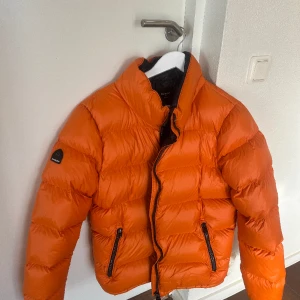 Superdy jacka orange - En fin superdry jacka, ända felet är att hängaren har lossnat men de tänker man inte på och vill man går det att sy ihop.  Jag köpte den förra året för runt 1699kr