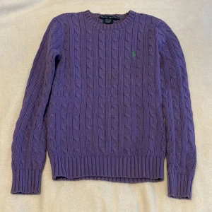 Ralph Lauren tröja - Lila 💜kabelstickad Ralph Lauren tröja i storlek XS. Fint skick