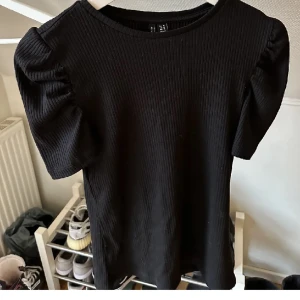 Topp - vero moda - Topp från vero Moda i fint skick.  Storlek M men mer som S 