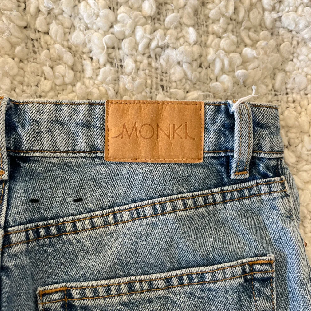 Säljer dessa vida jeansen från Monki⭐️ Skulle säga att de är mid / High waist och de sitter som en smäck på mig som är storlek 34 och 164 cm lång💓 Använda men i bra skick!. Jeans & Byxor.