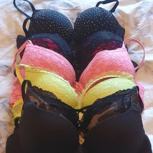 Oanvända bhar - Sex stycken oanvända bhar säljes pga för små och för att dom hade push up. Klippt bort lapparna men 75B till 75C. 550 för alla lr 95kr/st