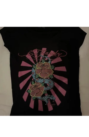 ed hardy t-shirt - jättesnygg t-shirt från ed hardy som jag säljer då den tyvärr inte används så mkt🫶