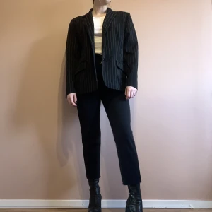 Oversize kavaj - Oversized kavaj med gula kritstrecksränder från Flare. Lapp saknas men skulle bedöma den som strl 36 om den ska bäras oversized. Boxig modell. 2hand men i gott skick. Läng mätt från axeln 67 cm