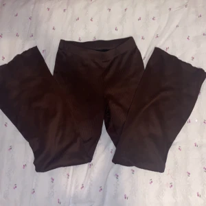 Ribbade yoga byxor - bruna - Bruna yoga byxor som är ribbade från H&M! Storlek XS-S