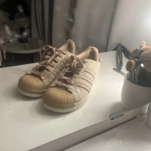 Adidas originals superstar skor - Säljer nu mina superstar adidas skor, dom är väl använda där av priset, priset går även att diskutera.. det finns slitningar i hälen. Nypris 1435 kr, mitt pris 400 kr💖💖